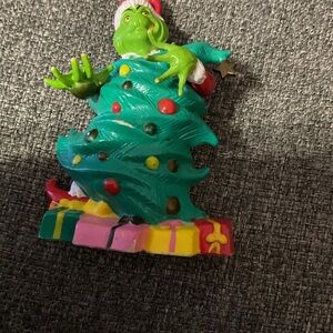 Universal Grinch with Christmas Tree and Gifts